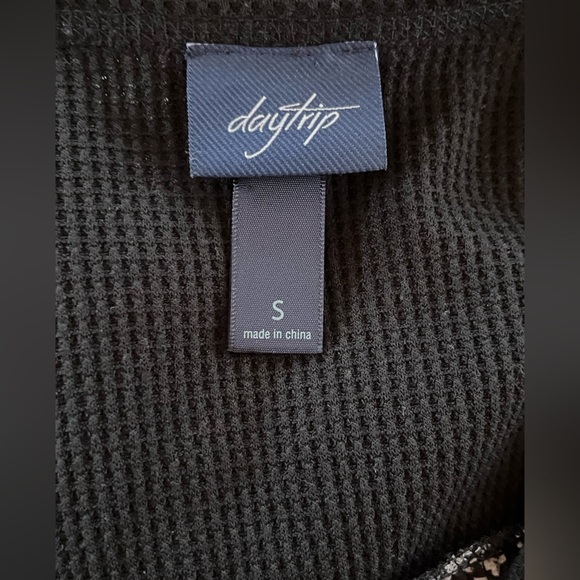 Daytrip Black and White Long Sleeve Sweater/Blouse - Picture 3 of 3